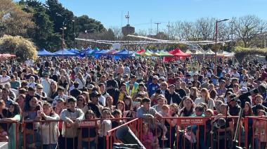 Roque Pérez festejó su 141° aniversario con desfile, artistas locales y el show de L-Gante