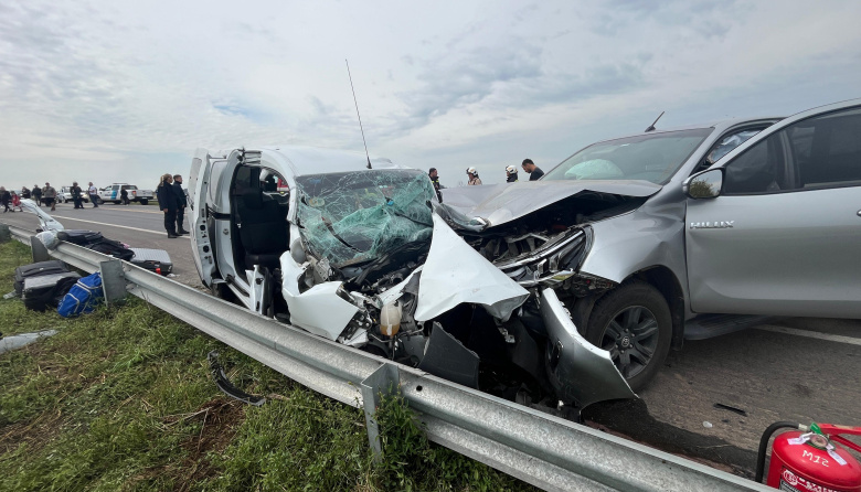 Impactante choque frontal entre una camioneta y una utilitaria a la altura del puente del Río Salado