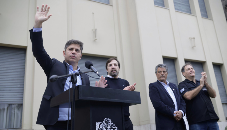 Axel Kicillof visitó Lobos: inauguró obras y entregó patrulleros y una ambulancia