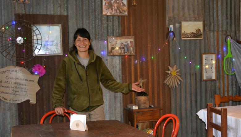 La historia del almacén rural que guarda el último teléfono público activo de Roque Pérez