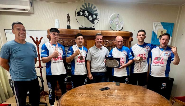 Kickboxing en Roque Pérez: reconocimiento municipal para los campeones panamericanos