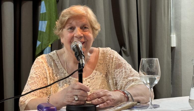 María Ester Goitía presentó en Roque Pérez su libro “Los cuentos que cuento”, un viaje a la memoria del pueblo