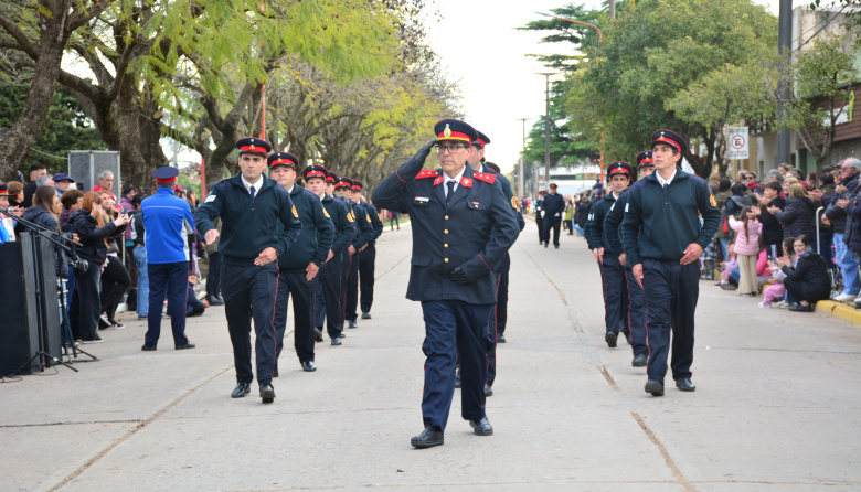 Bomberos Voluntarios de Roque Pérez celebraron sus 65 años con un desfile multitudinario