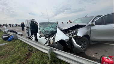Impactante choque frontal entre una camioneta y una utilitaria a la altura del puente del Río Salado