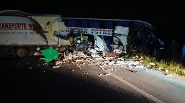 Tragedia en la ruta 3: cuatro personas fallecidas por el choque frontal de un camión y un micro de larga distancia
