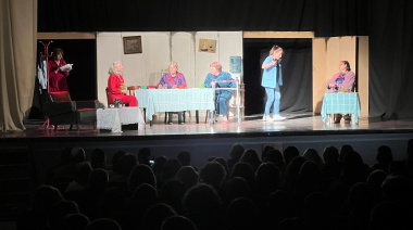 Roque Pérez disfrutó del brillo del teatro local con "Casa Tranquila"