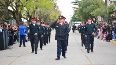Bomberos Voluntarios de Roque Pérez celebraron sus 65 años con un desfile multitudinario