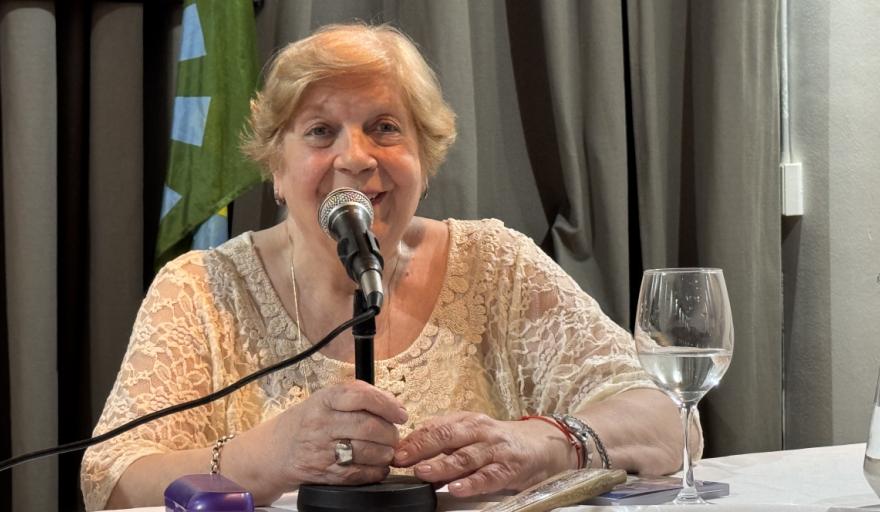 María Ester Goitía presentó en Roque Pérez su libro “Los cuentos que cuento”, un viaje a la memoria del pueblo