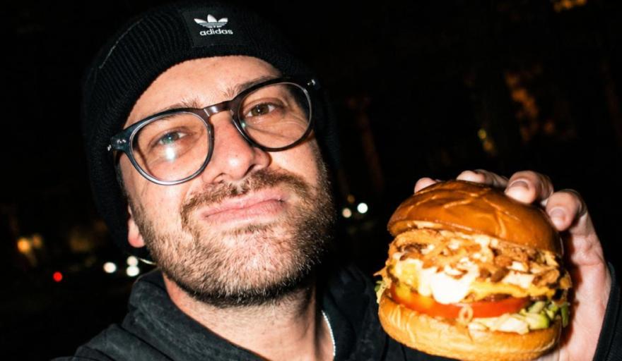 Checho Battista: de cocinar hamburguesas para sus amigos a abrir las puertas de su segundo local en Roque Pérez